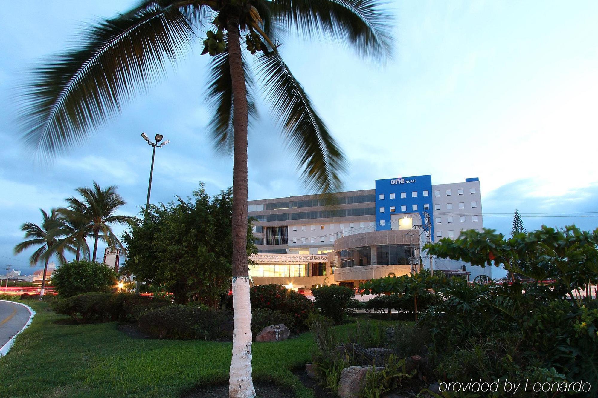 One Puerto Vallarta Aeropuerto Hotel Bagian luar foto