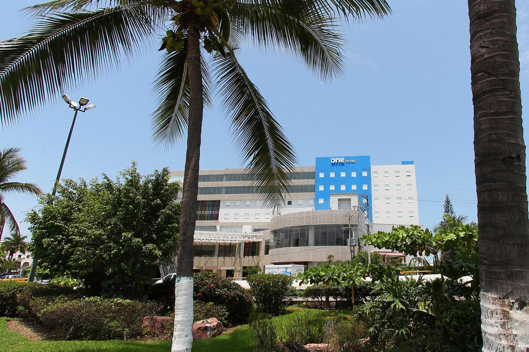 One Puerto Vallarta Aeropuerto Hotel Bagian luar foto